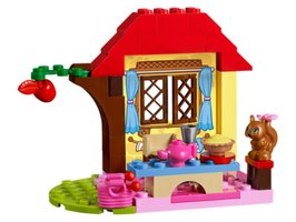 10738 - Snow White's Forest Cottage