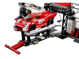 75876 - Porsche 919 Hybrid and 917K Pit Lane